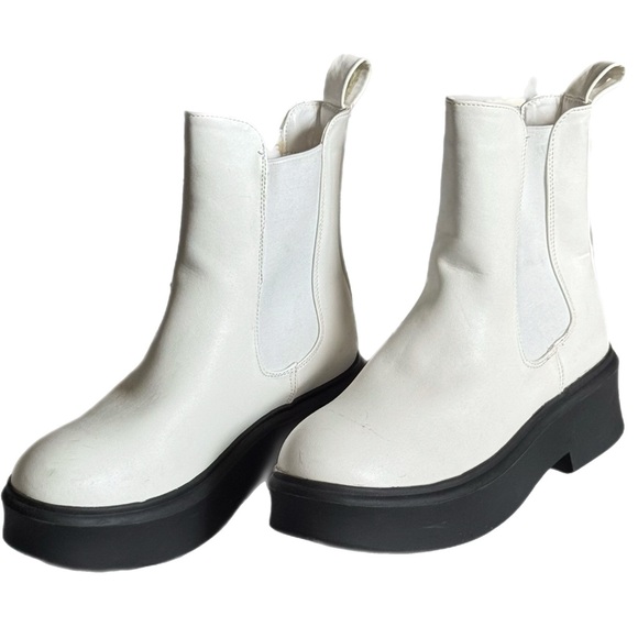 Dolls Kill Shoes - Dolls Kill Snowy Rooftop Gig Chelsea Ankle Boots 6 White Chunky Grunge EUC